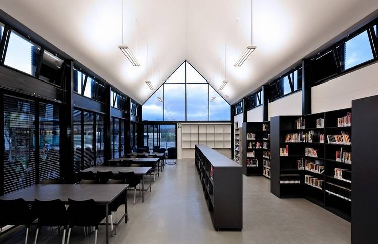 某國(guó)際學(xué)校機(jī)房改造工程順利交付